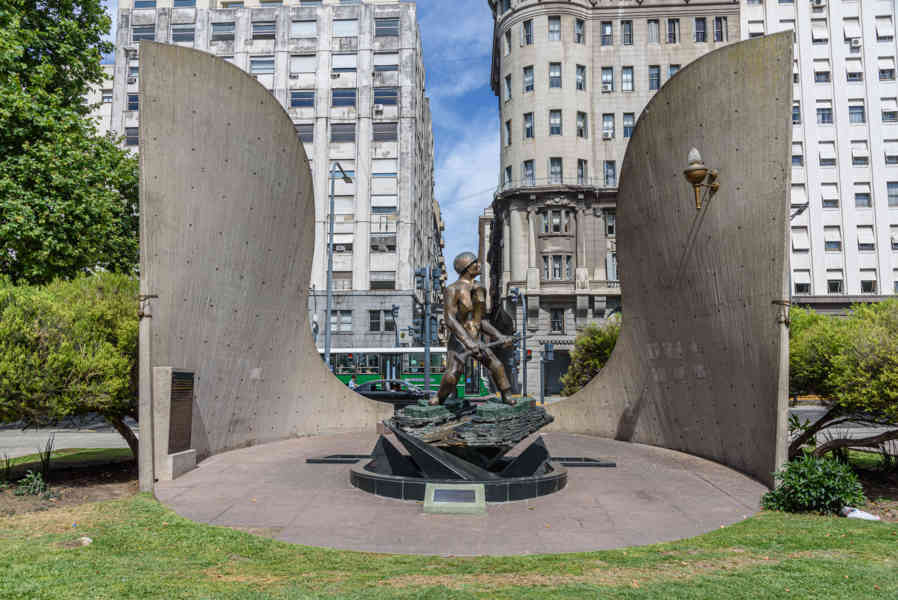 Argentina - Buenos Aires 107 - Montserrat - monumento a los Veteranos y Caídos en las Guerras de las Malvinas.jpg